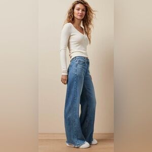 Super high rise baggy Wide-Leg Blue Jeans from American Eagle size 00